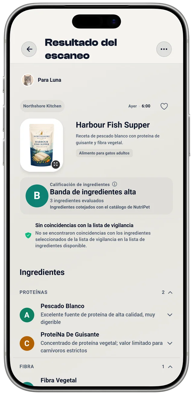 Un resultado de escaneo de NutriPet con la calificación de ingredientes de un alimento para gatos, los ingredientes reconocidos y una comprobación de la lista de vigilancia para Luna.