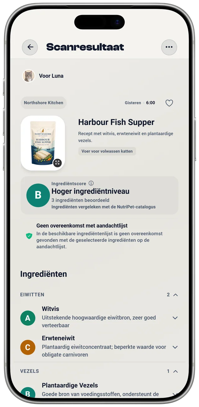 Een NutriPet-scanresultaat met de ingrediëntenscore van kattenvoer, de herkende ingrediënten en een controle van de aandachtslijst voor Luna.